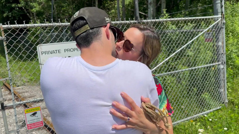 Serenity Cox: Une femme ligotée reçoit un double creampie dans la nature...