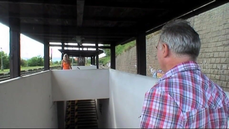 Family X: 若い巨乳は老人を誘惑します