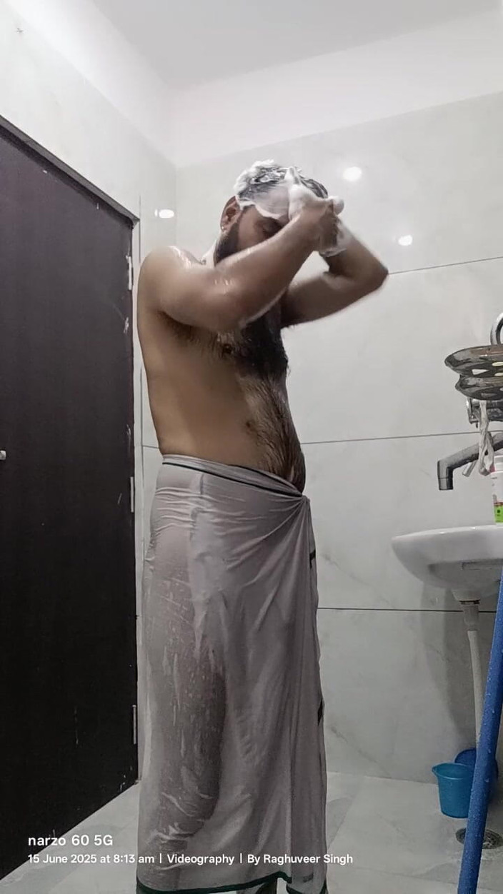 Rajasthani-old-lover: Hintli adam suyun tadını çıkarıyor