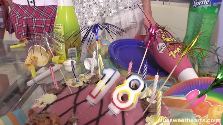 GroupSexSweetHearts: Genç parti kızları şişman çirkin striptizciyi sikiyor