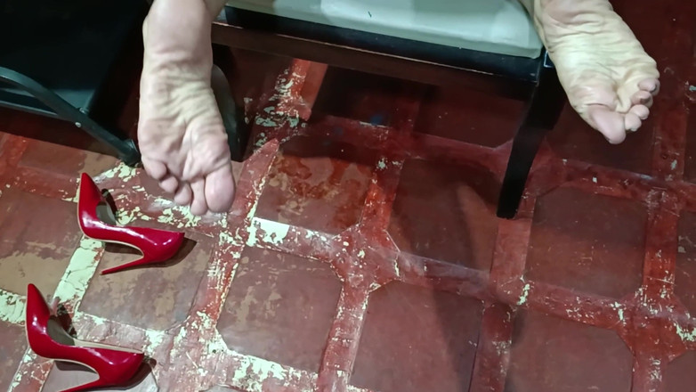 Queensofthefeet: Secretaresse heeft seks met een man die ze wilde interviewen...