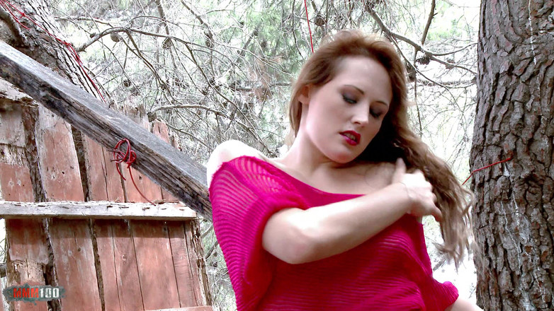 MMM100 Solo: Emy Russo: Grande pequena ruiva Emy Russo tirando a roupa...