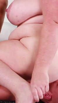 Bbw met een gigantische kont domineert haar arme sub