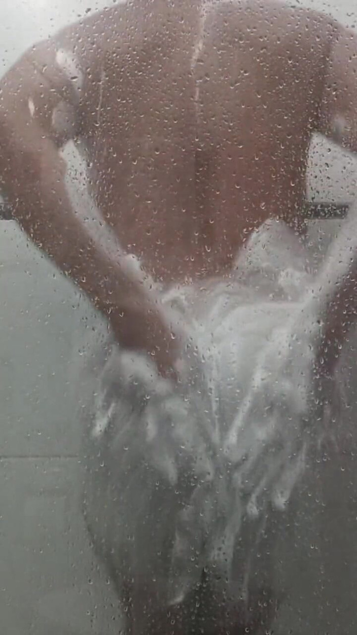 MiguellTrajano: Sissy boy si fa la doccia dopo aver dato il...