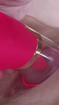 19-letnia close pussy play z masywnym dildo