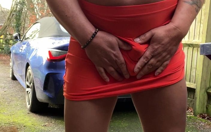 Kellycd2022: Amateur-transvesteur kellycd2022 sexy MILF pinkelt in ihren rock und masturbiert...