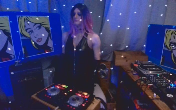 XXLUCYLUSHXX: Tette e techno - Chi lo guarderebbe in live streaming settimanale?