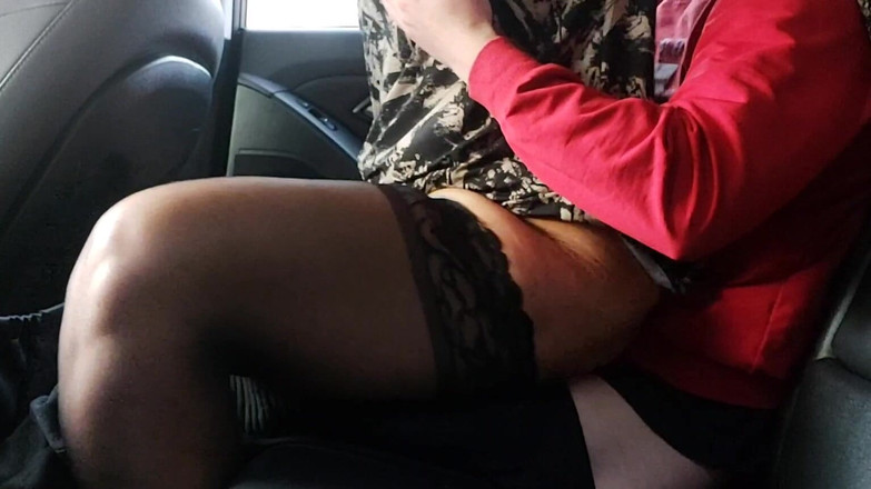 Step Mommy: ストッキングを履いた欲求不満な継母が継息子を車に乗せている