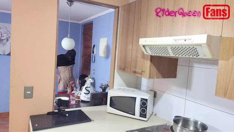 Riderqueen: Videa pro fanoušky: Maskovaný mladý muž mě šuká v kuchyni