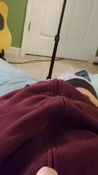 Un unghi de cameră din mine pișându-mă peste mine, apoi mă masturbez