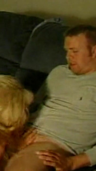Geile blonde milf rijdt hartstochtelijk in de auto en op de bank