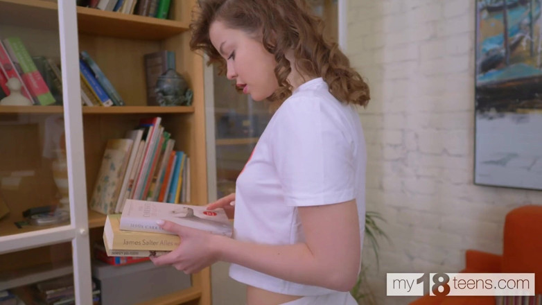 My 18 Teens: My18teens - vackra Julia Morozzi fingrar hennes håriga fitta