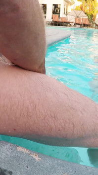 Scarlett johnson lagi asik nyepong kontol di kolam renang