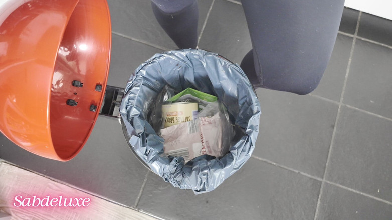 Sabdeluxe: Scholl Hancurkan Karton