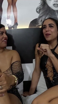 Entre Lençóis Com Priscila Belini - Papo E Gozada Lésbica Gostosa