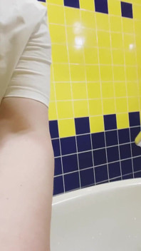 Pisse dans les toilettes du centre commercial