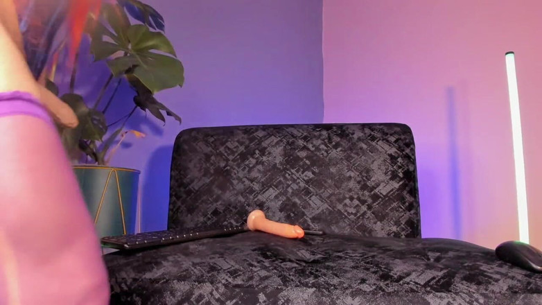 Bella Duval: Il joue avec sa bite dure et son cul serré