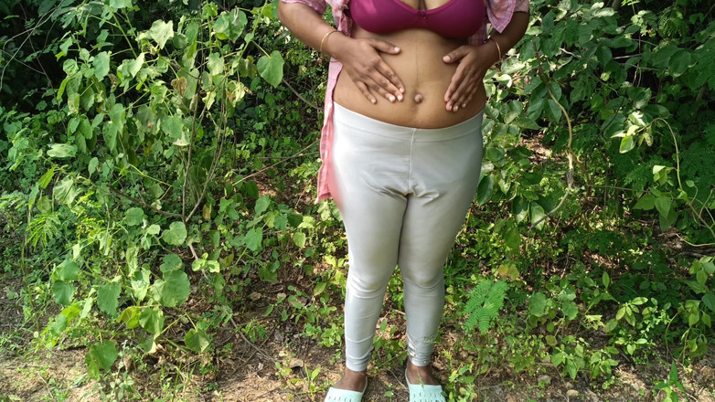 Apple baby: Uniform universiteitsmeisje buitenshuis