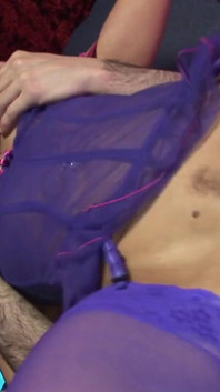 Rubia milf fuma con una polla en el culo