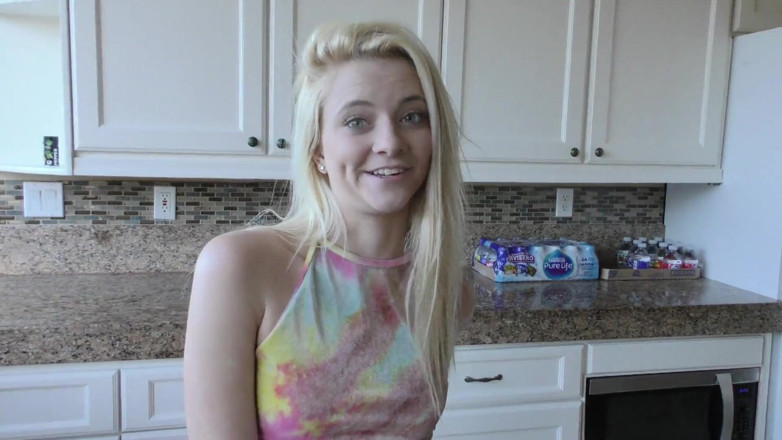 Perv Milfs n Teens: Riley star si mette in cima al cazzo del suo...