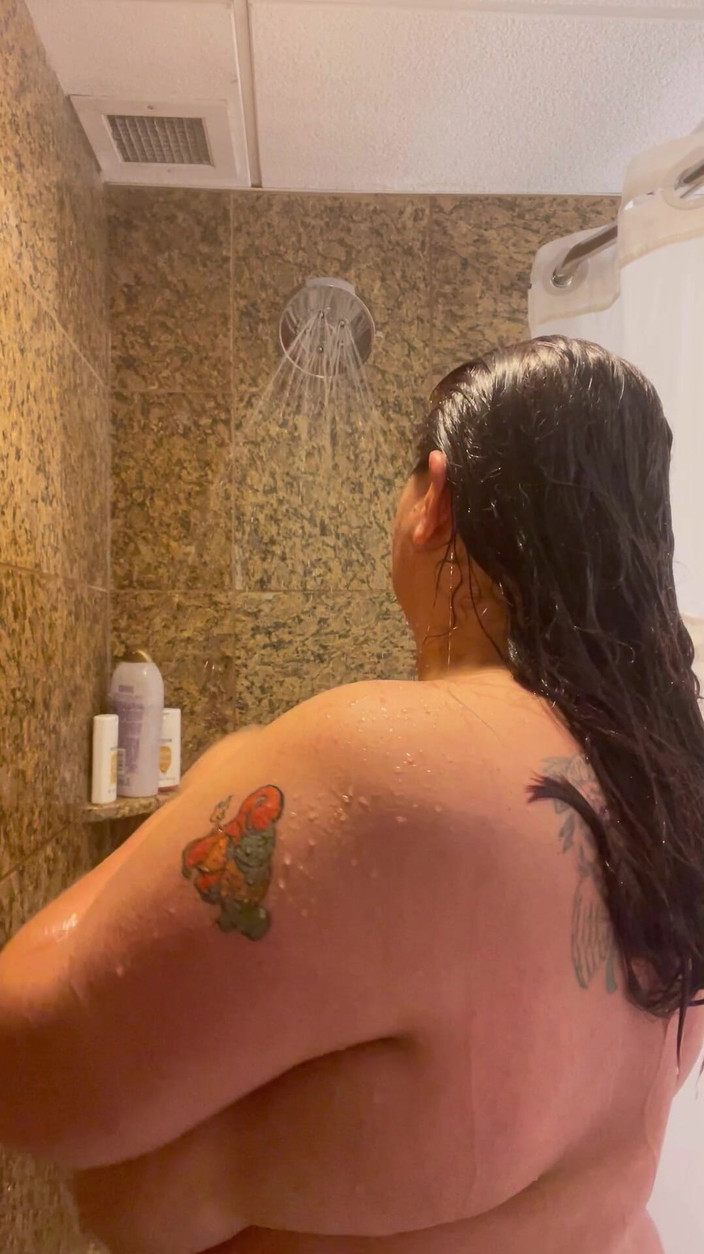 Raven Belle: Duș natural cu femeie mare și frumoasă