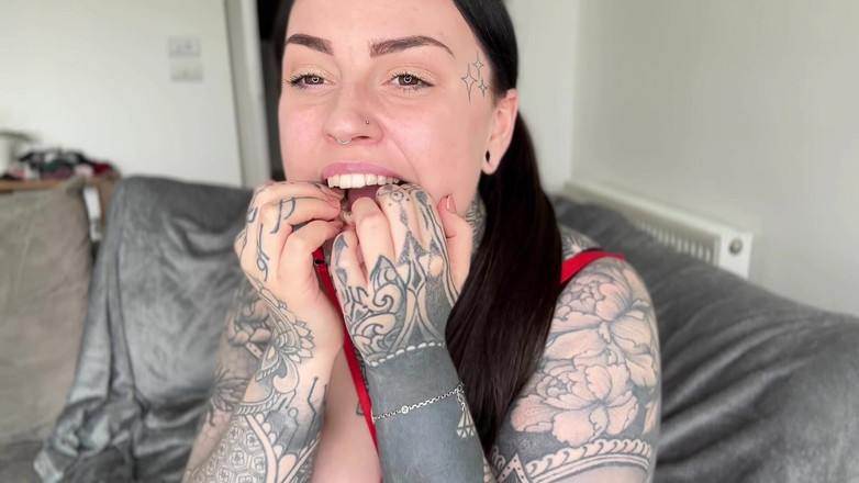 Miss Valentina: Fetish kawat gigi