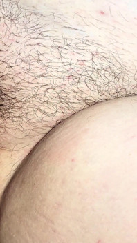 Enorme clitóris que eu estimulo com minhas mãos (close-up)