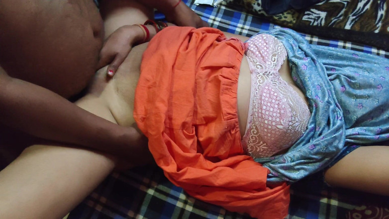 Madhu: Inderin bhabhi gab ihrem freund muschi Vergnügen, indem sie Madhu...