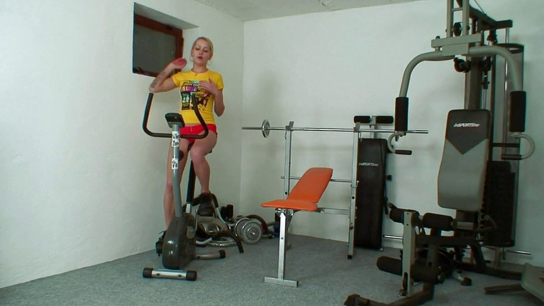 School Reunion: Roztomilá teenagerka zkouší péro kamaráda svého dědečka