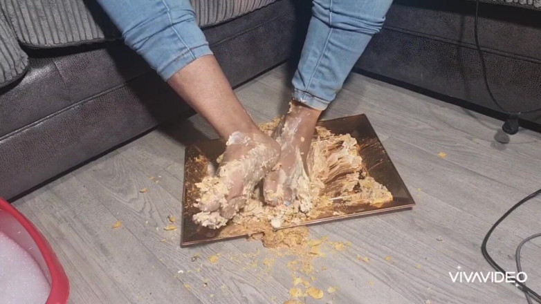 Simp to my ebony feet: Chân nghiền nát thức ăn
