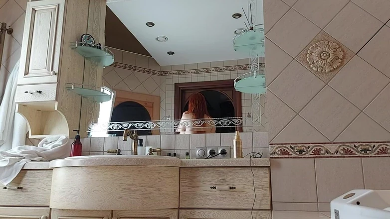 GinnaGg: 一个迷人的女人在镜子前的浴室里做爱