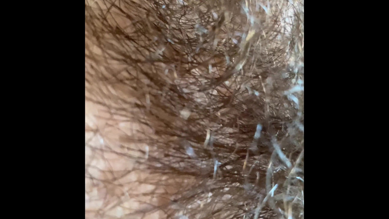 Cuteblonde666: Estremo primo piano sulla mia figa pelosa e sull'enorme clitoride