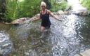Alexa Cosmic: Alexa Cosmic Trans dívka plavání v fontu poblíž vodopádu v...