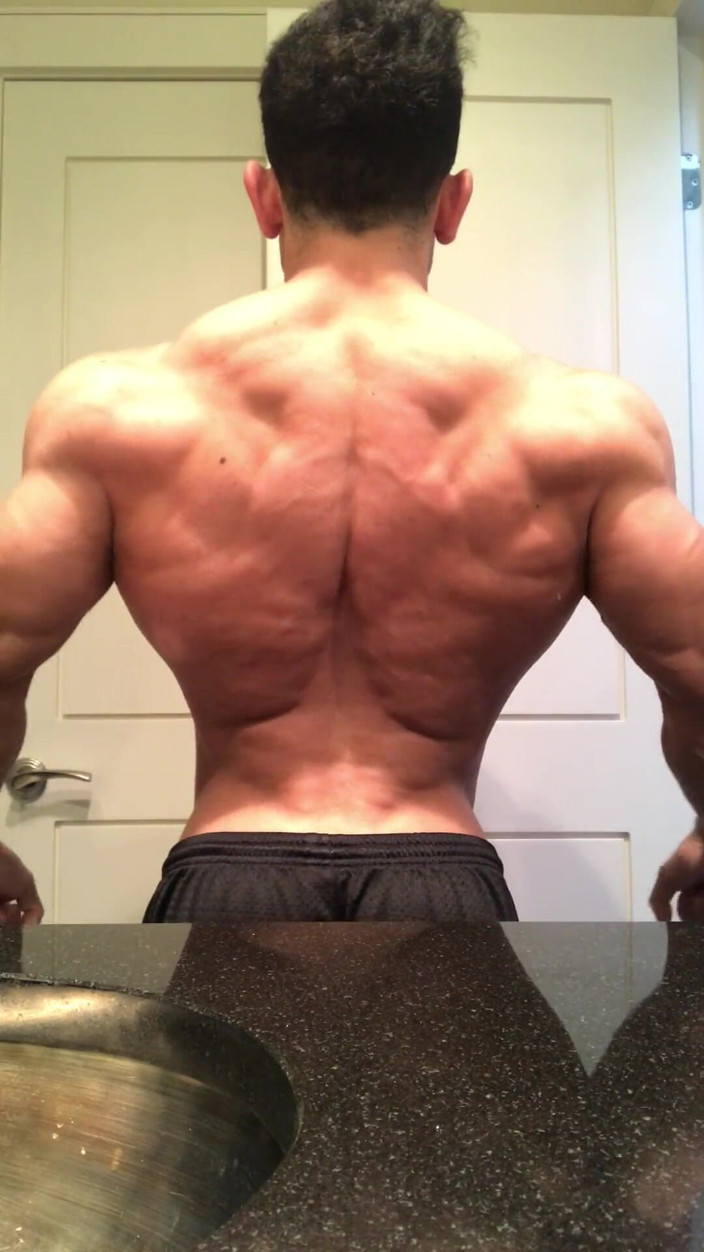 Benji Bastian: Jacked bodybuilder Benji Bastian büyük, parçalanmış, kaslarını esnetiyor