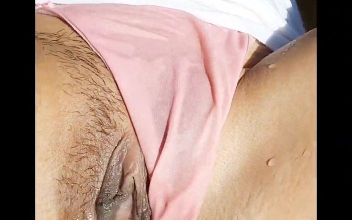 Karely Ruiz: Lezzetli bir esmerle nehirde anal seks yapıyor