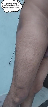 Indický gay chlapec jde bez oblečení do domu svého pána, kde se umývá nádobí, mytí oblečení atd
