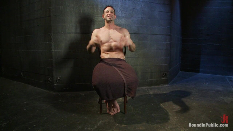 Bound in public: Il sottomesso muscoloso viene trattato come una spazzatura in una...