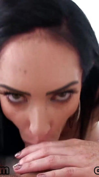 La piccola mora Bella Maree fa un pompino pov con ingoio sborra ingoio