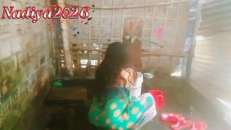 nadiya2026: Jak Ami bierze prysznic w łazience.