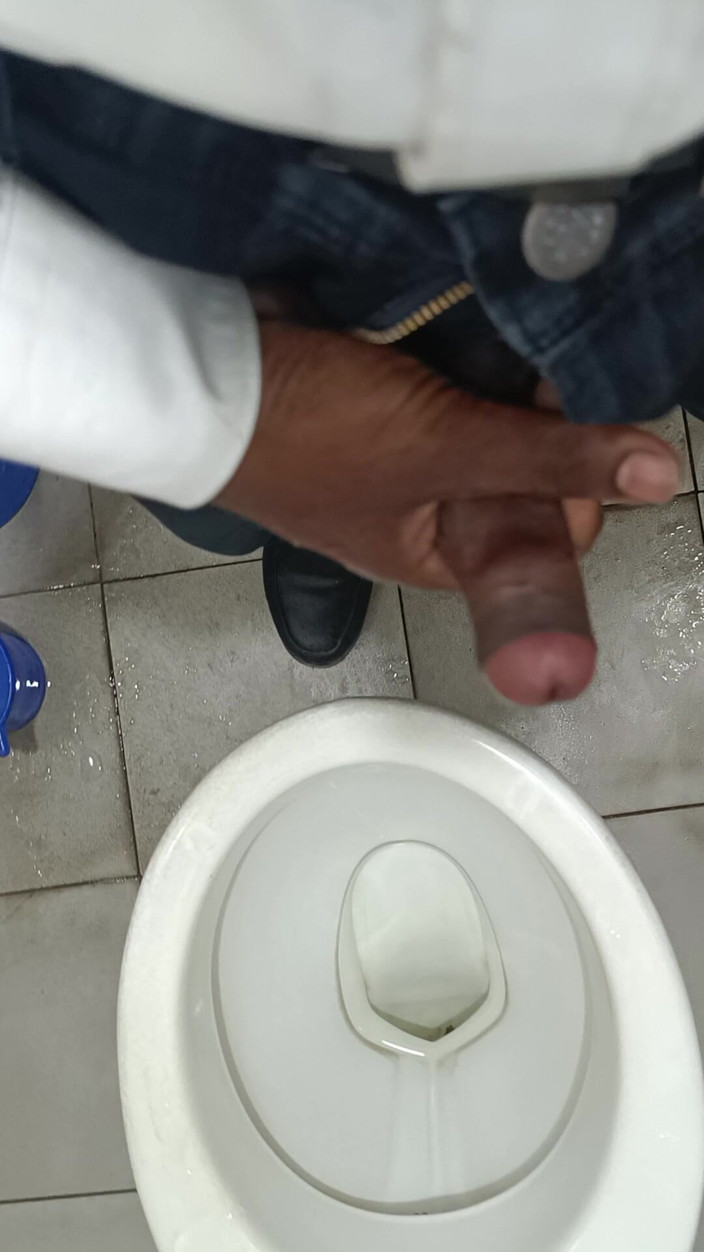 Tamil boy: เด็กหนุ่มทมิฬช่วยตัวเองในห้องน้ําด้วยเครื่องแบบสํานักงาน