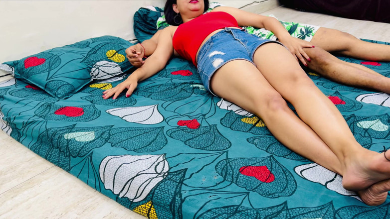 Hornycouple149: Compartiendo la cama con la pequeña hermanastra de vacaciones una...