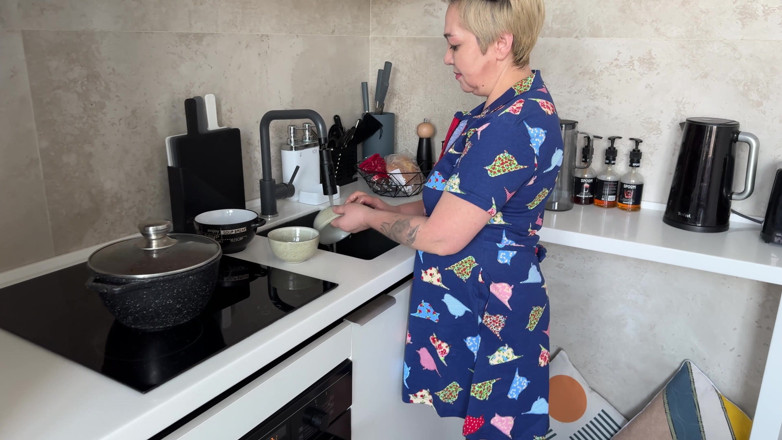 Heatwave Porn: Mature Blonde Stepmom Sucks Cock in the Kitchen