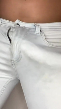 Garder une grosse bite dans les toilettes de l’aéroport qui choque tout le monde