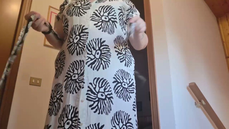 Nicoletta Embassi: Costum Request Shaving Pussy and Outdoor Flashing