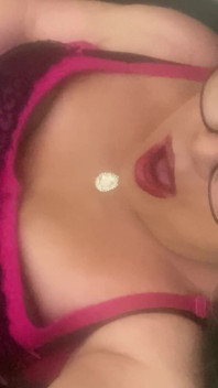 Krissy Sweets menggunakan cincin zakar dan mainan dubur