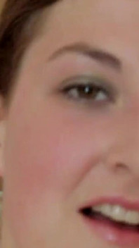 Szklany seks uzależnia scenę 1_sexy szczupła brunetka wkłada długi szklany dildo