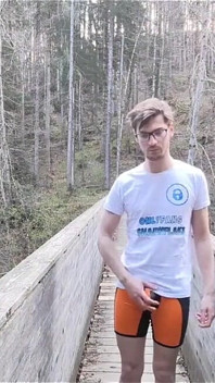Nadržená Francouzka Twink si honí venku na mostě