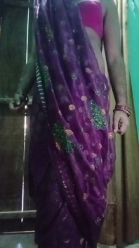 Indian Gay Crossdresser Bottom Gaurisissy Pokazuje Swoje Duże W Fioletowym Sari