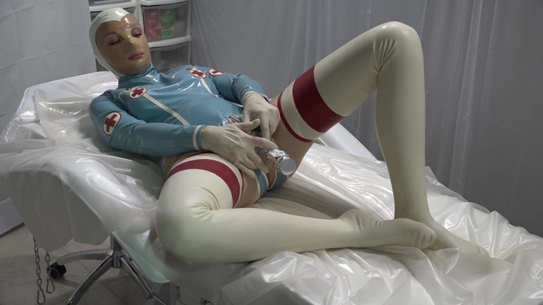 Latex Danielle: Латекс Даниэль - Пациентка осматривает доктора и доктор играет с собой