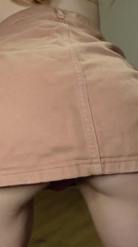 Desnudándose Lentamente Y Provocando Con Mi Falda Con Tanga